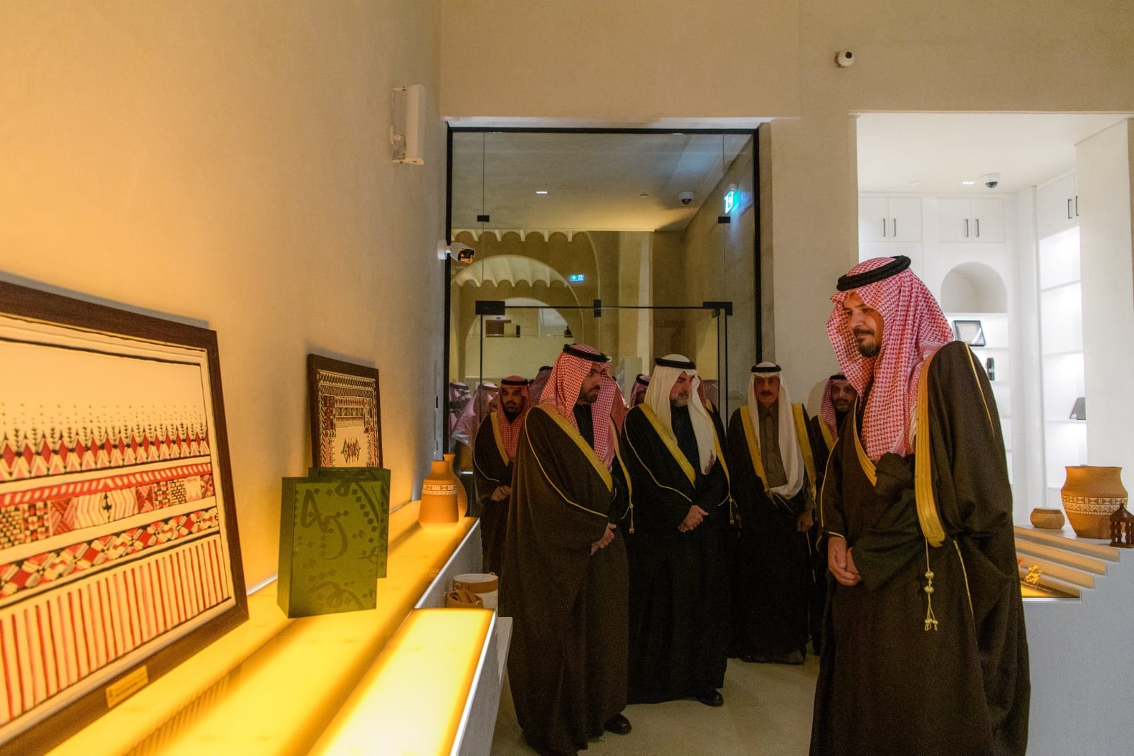 يضم المركز العديد من المقتنيات والأعمال الفنية التي تعكس قيمة الخط العربي