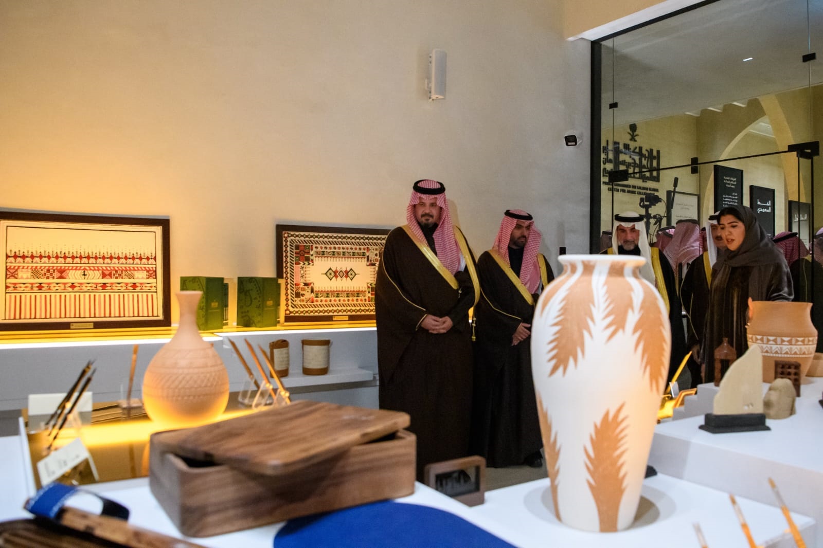 يضم المركز معارض ومرافق فنية وثقافية متنوعة