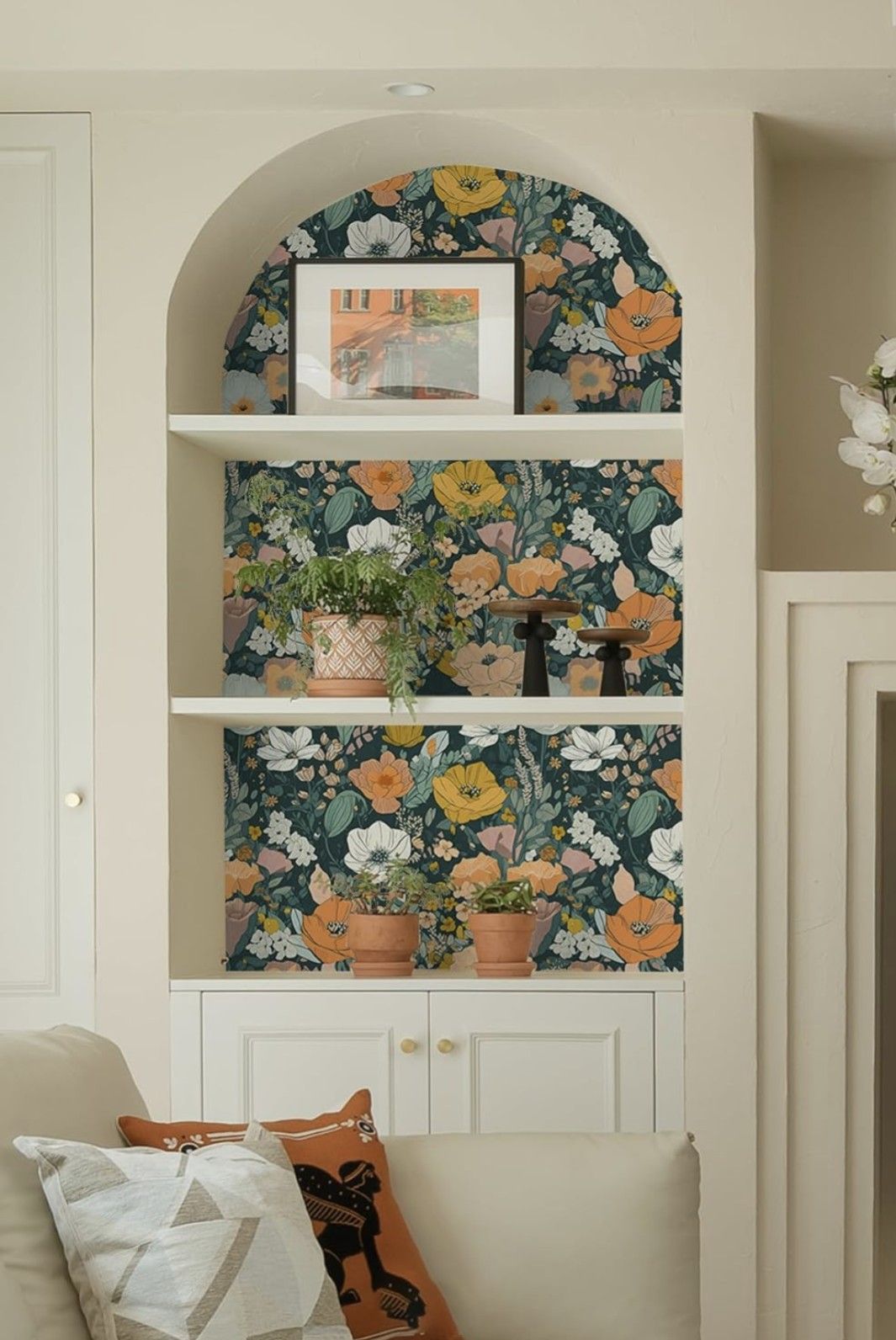 يضيف ورق الجدران خلف الأرفف عمق بصري ولمسة تصميمية ناعمة