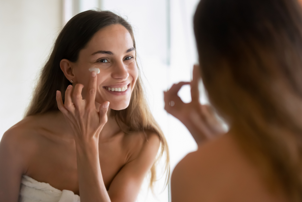يطبّق السيروم دائماً قبل المرطبات أو كريمات الوجه