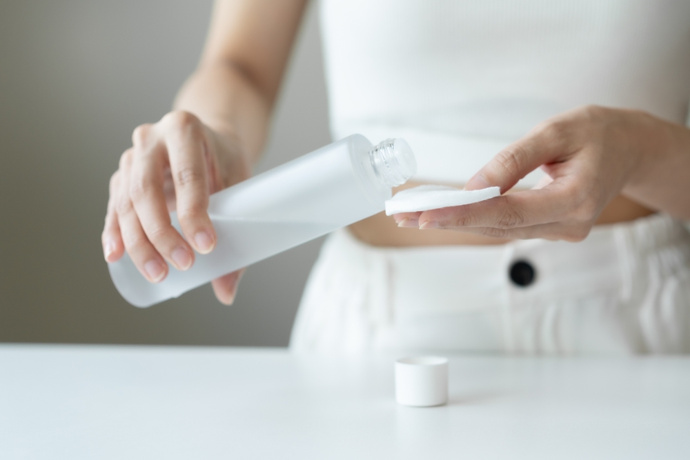 يعتبر التونر أول خطوة بعد تنظيف الوجه، وهو بمثابة جسر يربط بين التنظيف والترطيب