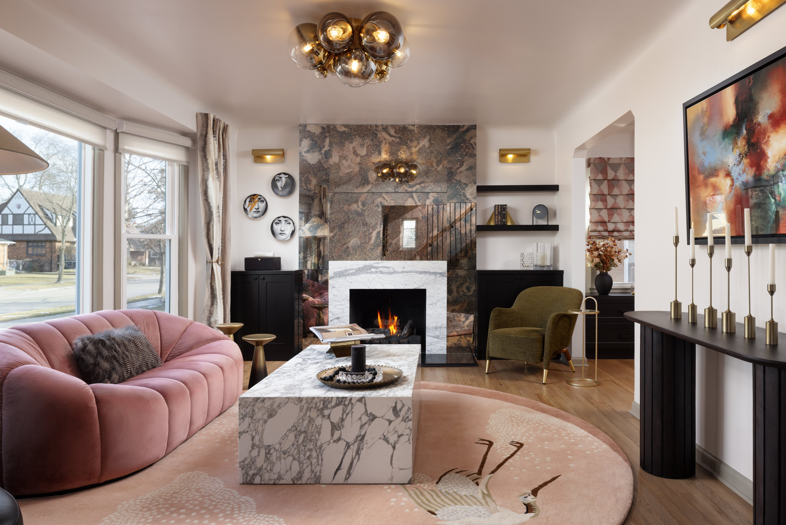 يعتمد المصممون على مجموعة من الحيل المدروسة لتصميم منزل منسقًا بعناية