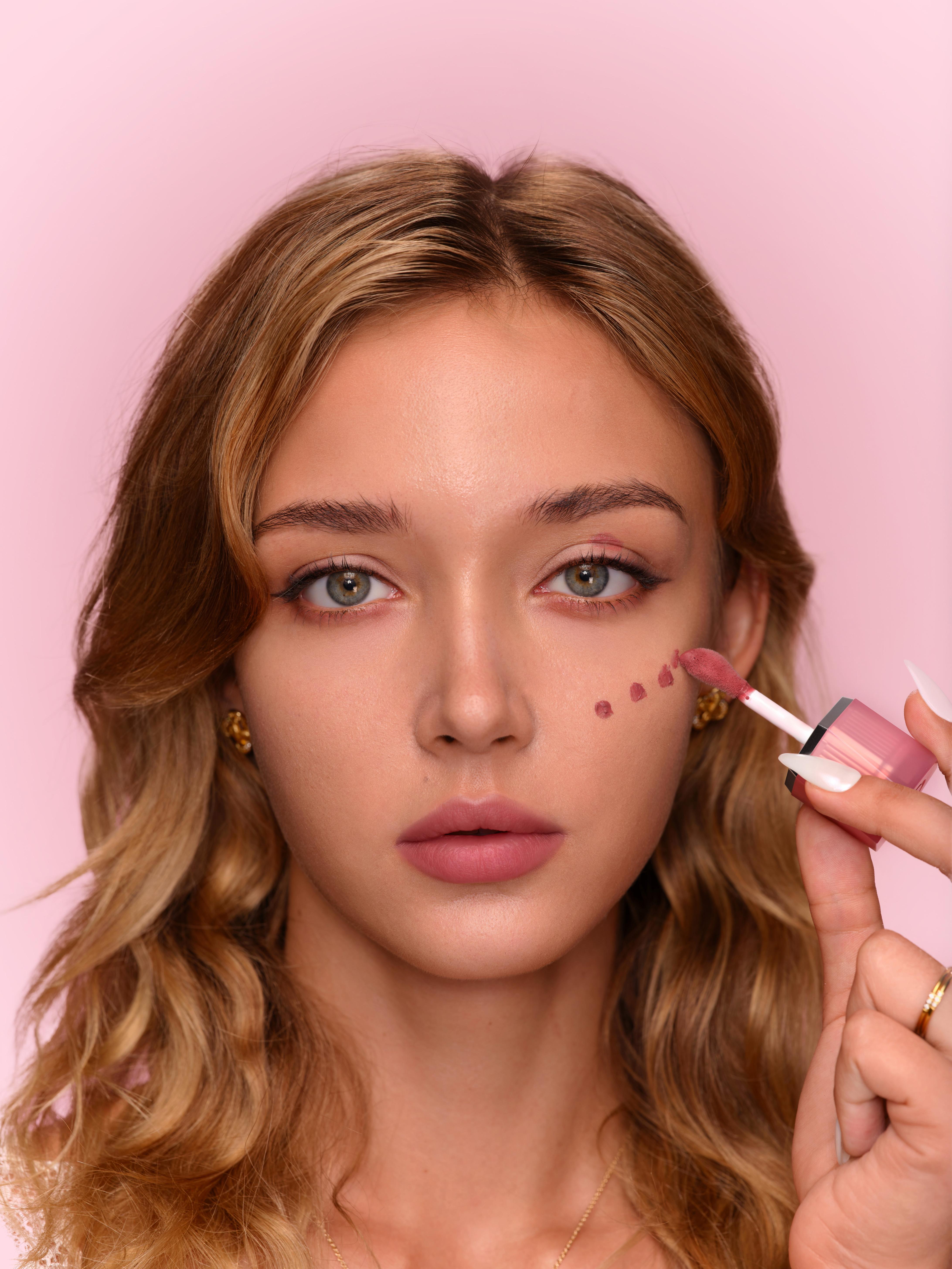 يعتمد Air Plush Lip & Cheek Cream على رأس تطبيق مميز على شكل ورقة