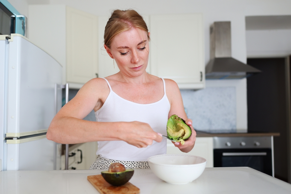 يعد الأفوكادو من أبرز الأطعمة التي تدعم صحة الجلد