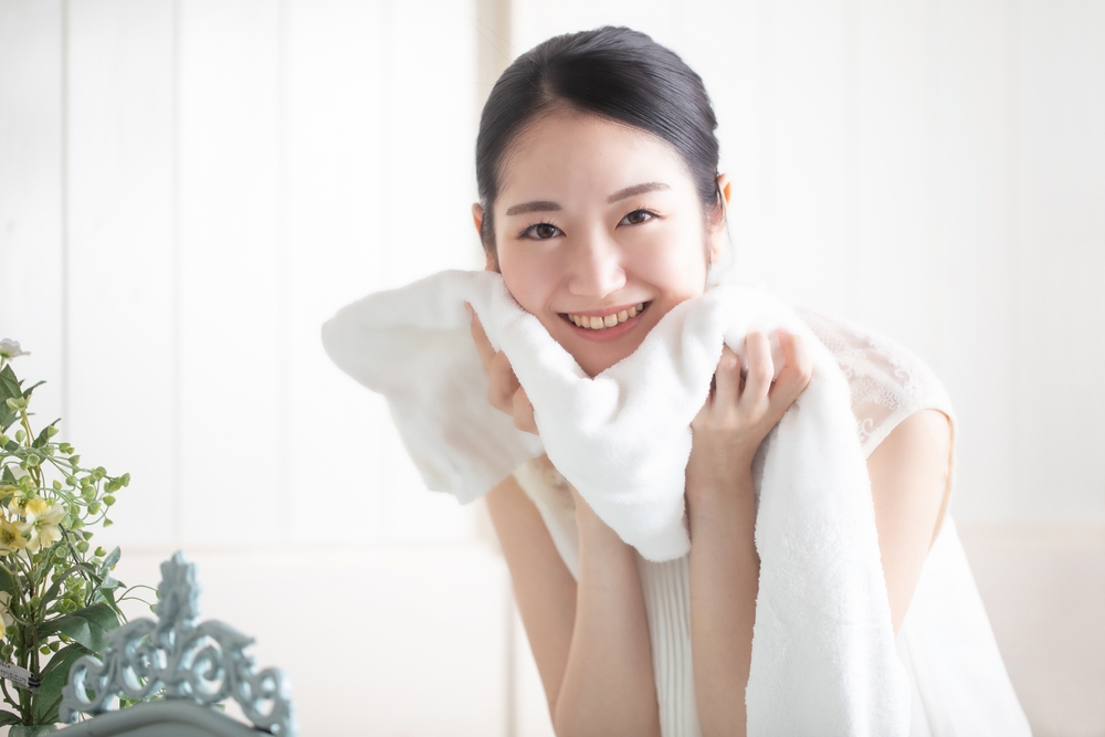 يعد التنظيف المزدوج خطوة أساسية في الروتين الجمالي الكوري