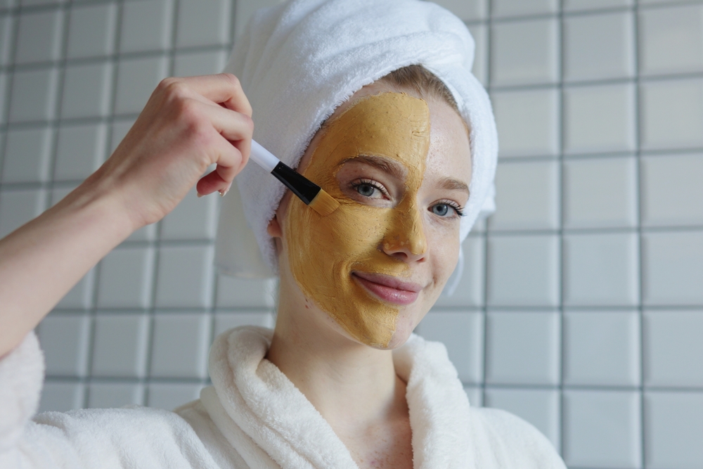 يعد قناع الكركم والحليب من أقدم الأسرار الجمالية التي اعتمدتها النساء للحصول على بشرة أكثر إشراقاً وتوازناً في اللون