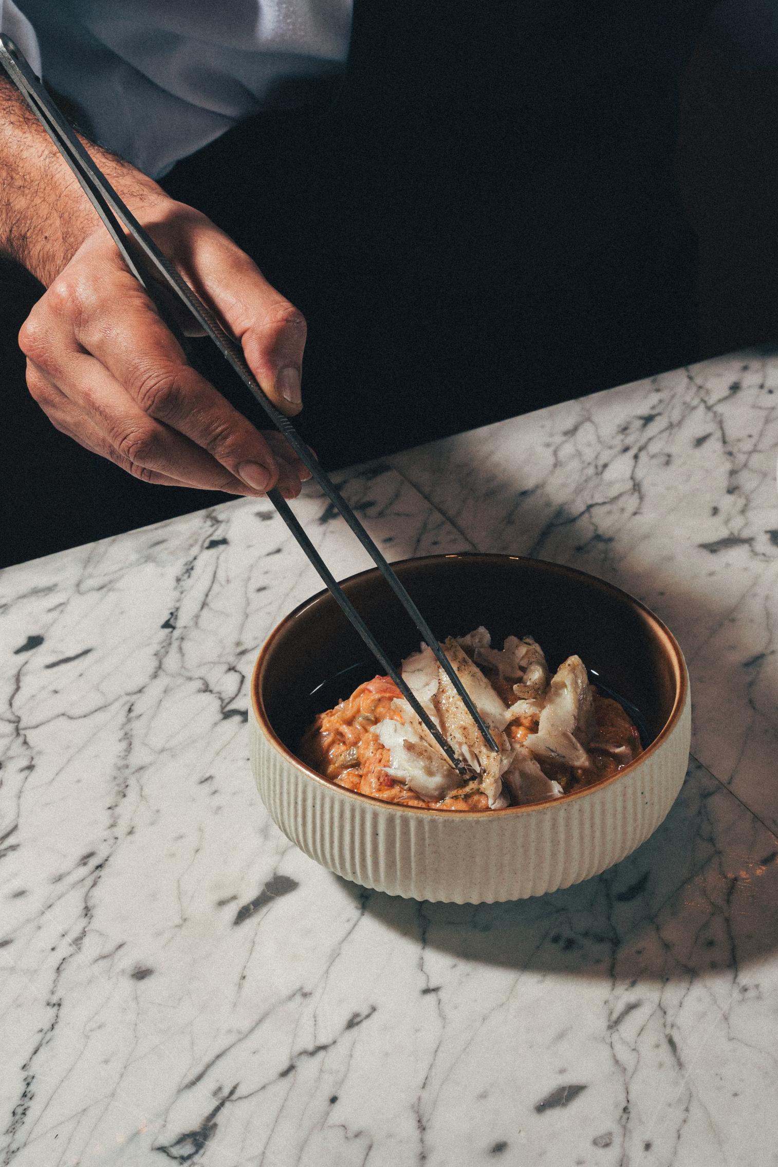 يعشق علي برجي الأطباق البسيطة التي تُعبر عن الحب