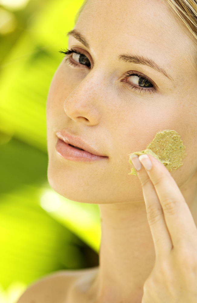 يعمل العسل على جذب الرطوبة إلى الجلد والاحتفاظ بها، مما يجعله مثالياً للبشرة الجافة أو المتعبة