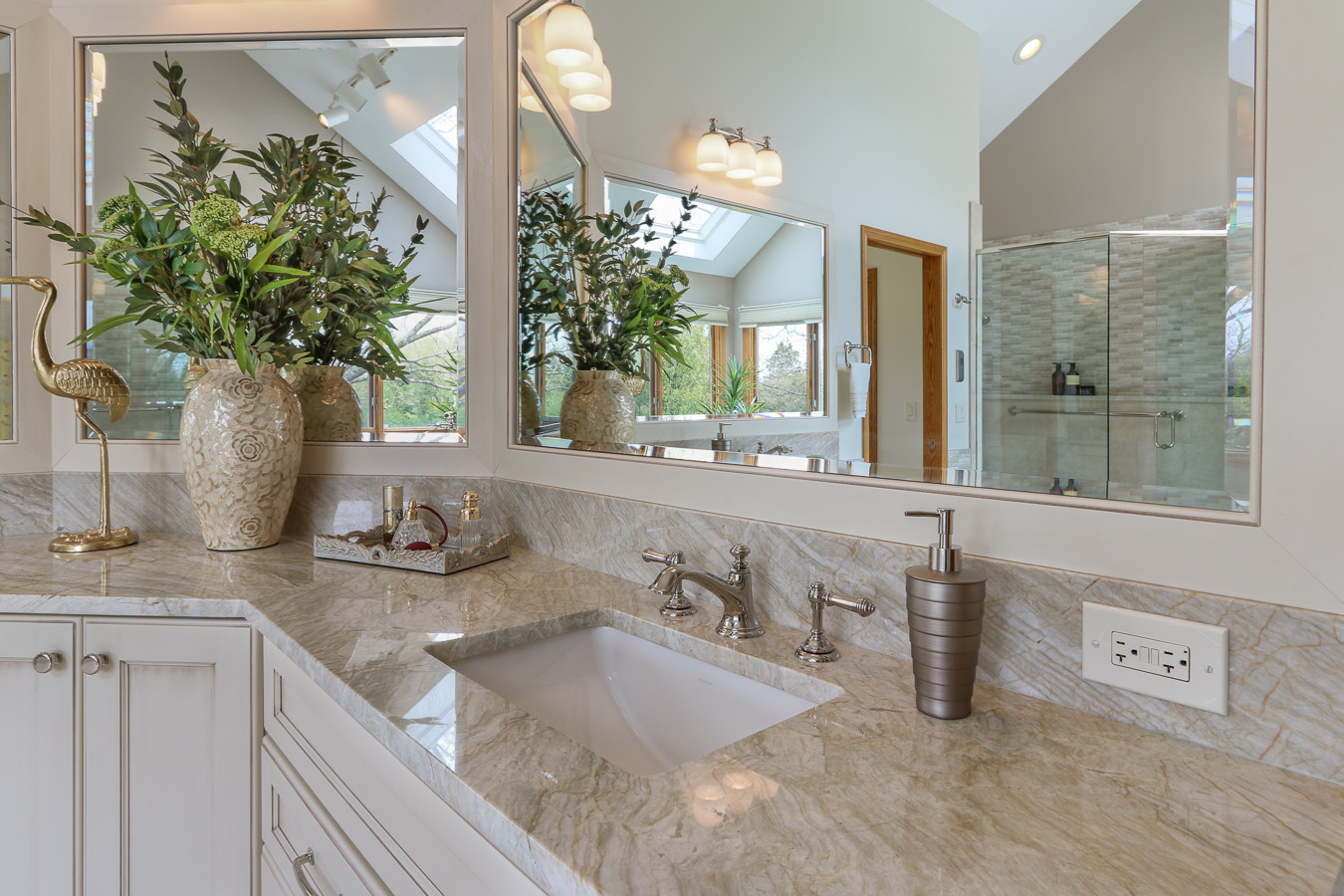 يفضل استخدام الكوارتزيت لأسطح الحمام بسبب متانته العالية ولمظهره الجميل