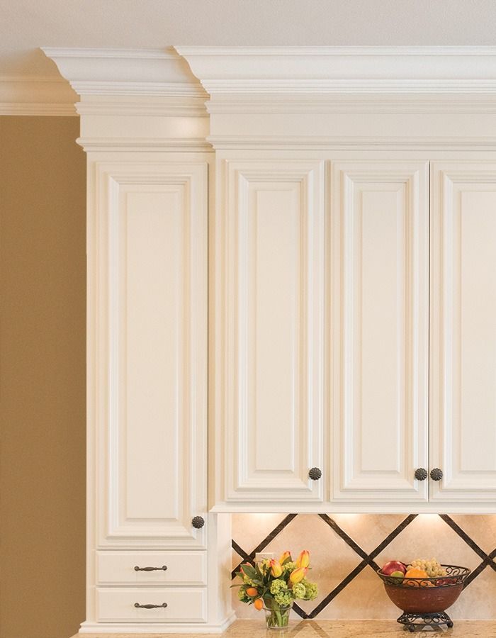 يفضل مصممو الديكور إضافة زخارف التاج crown moulding