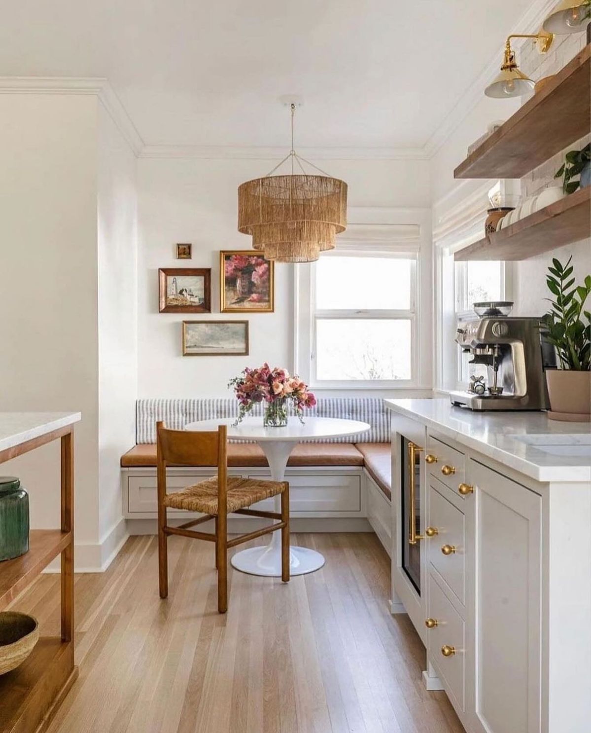 يقبل أصحاب المنازل على اعتماد مقاعد البانكيت في مطابخهم