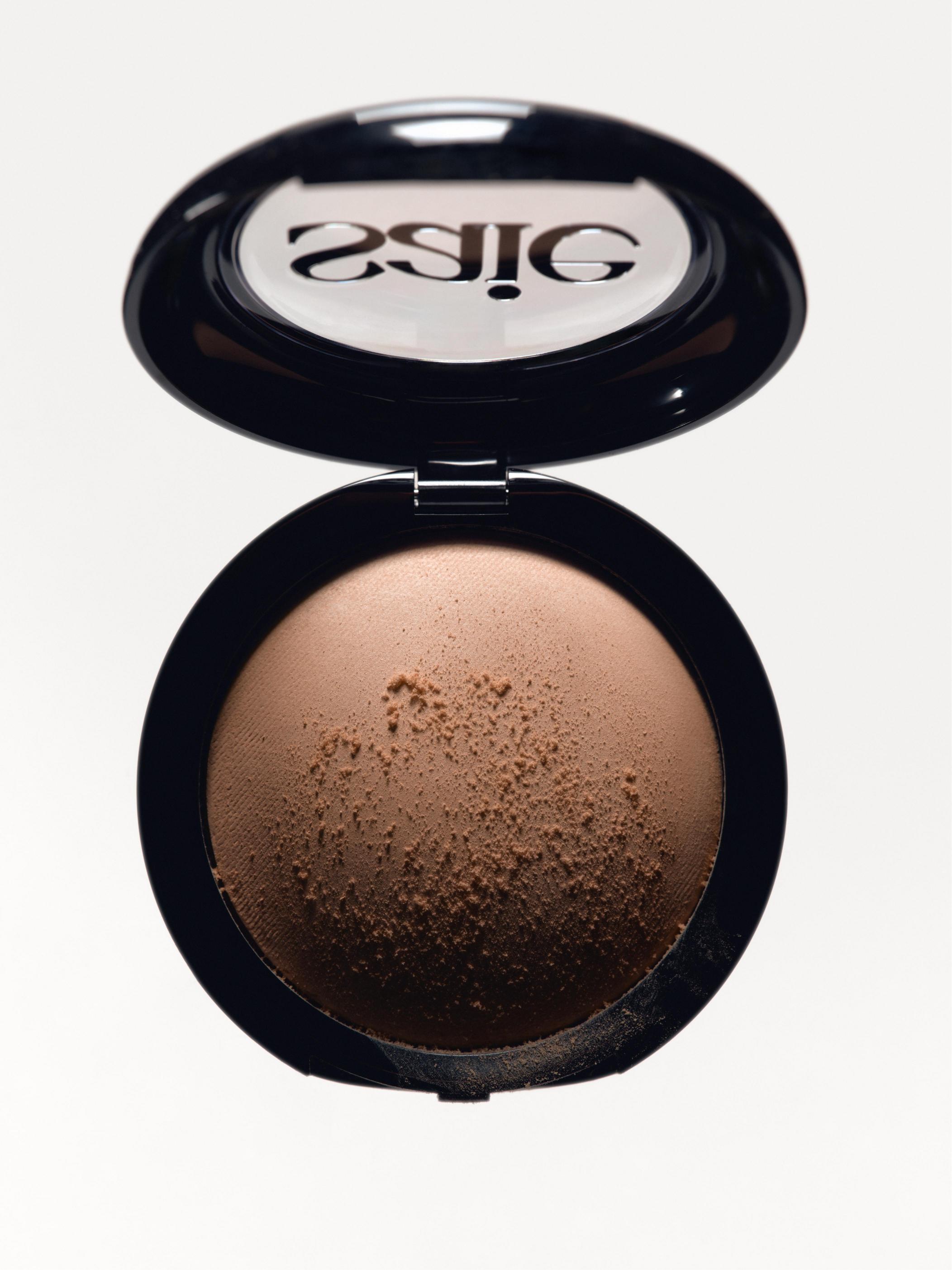 يكمن سر SuperSuede™ Baked Powder Bronzer في مزيج مدروس من المكونات عالية الأداء المصممة لمنح البشرة إشراقة طبيعية مع العناية بها في الوقت نفسه