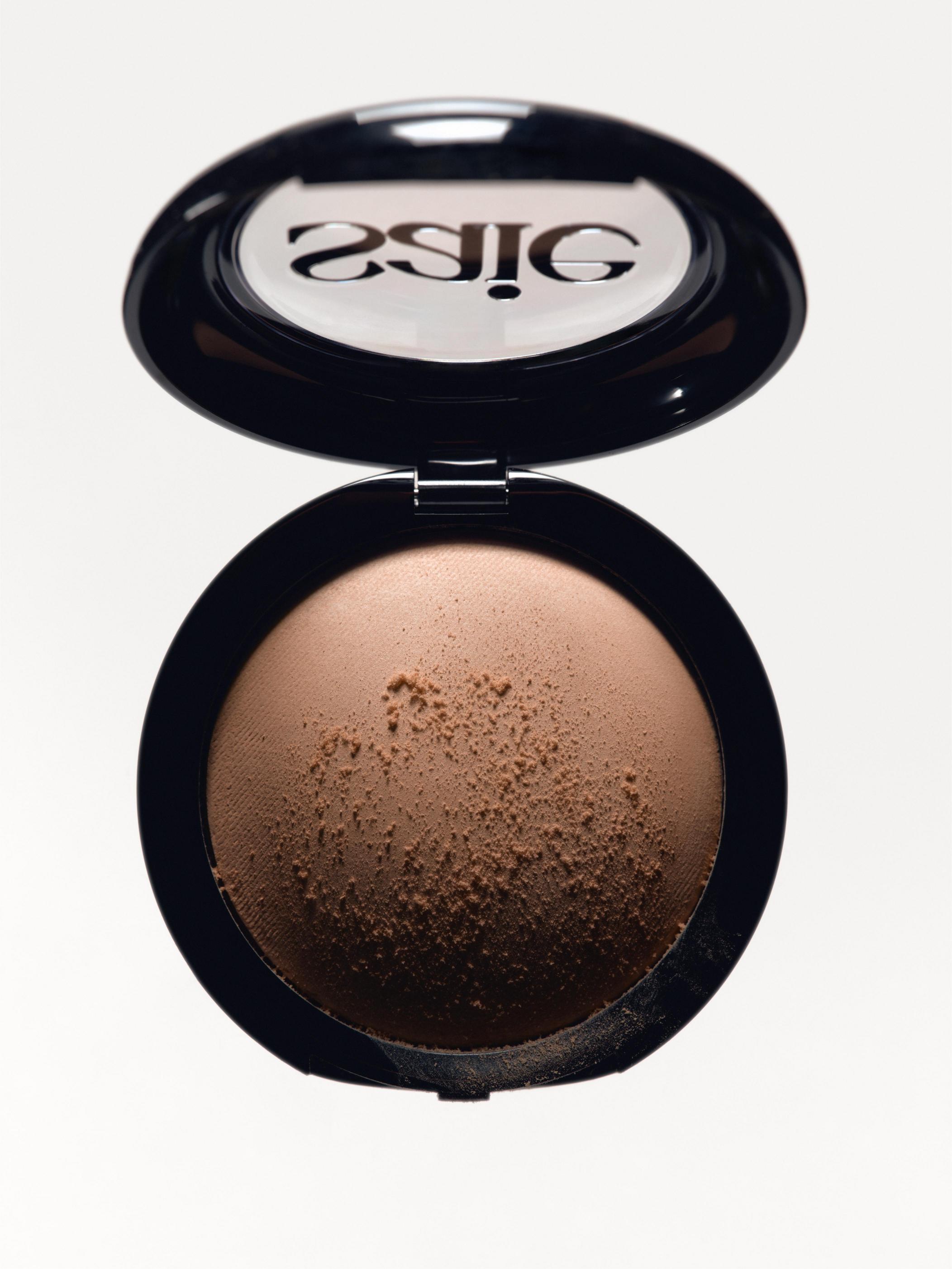 يكمن سر SuperSuede™ Baked Powder Bronzer في مزيج مدروس من المكونات عالية الأداء المصممة لمنح البشرة إشراقة طبيعية مع العناية بها في الوقت نفسه