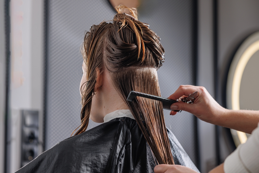 يلعب قصّ الشعر دوراً أساسياً في الحفاظ على طوله ومظهره الصحي