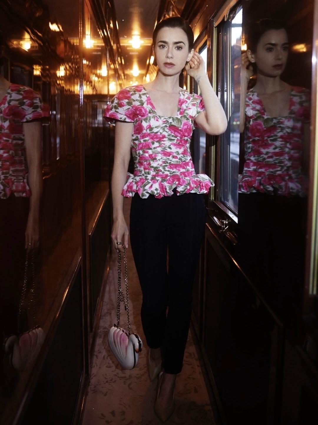 ليلي كولينز بتوب مجعد من Chloe  مطبوعة بالورود الزهرية