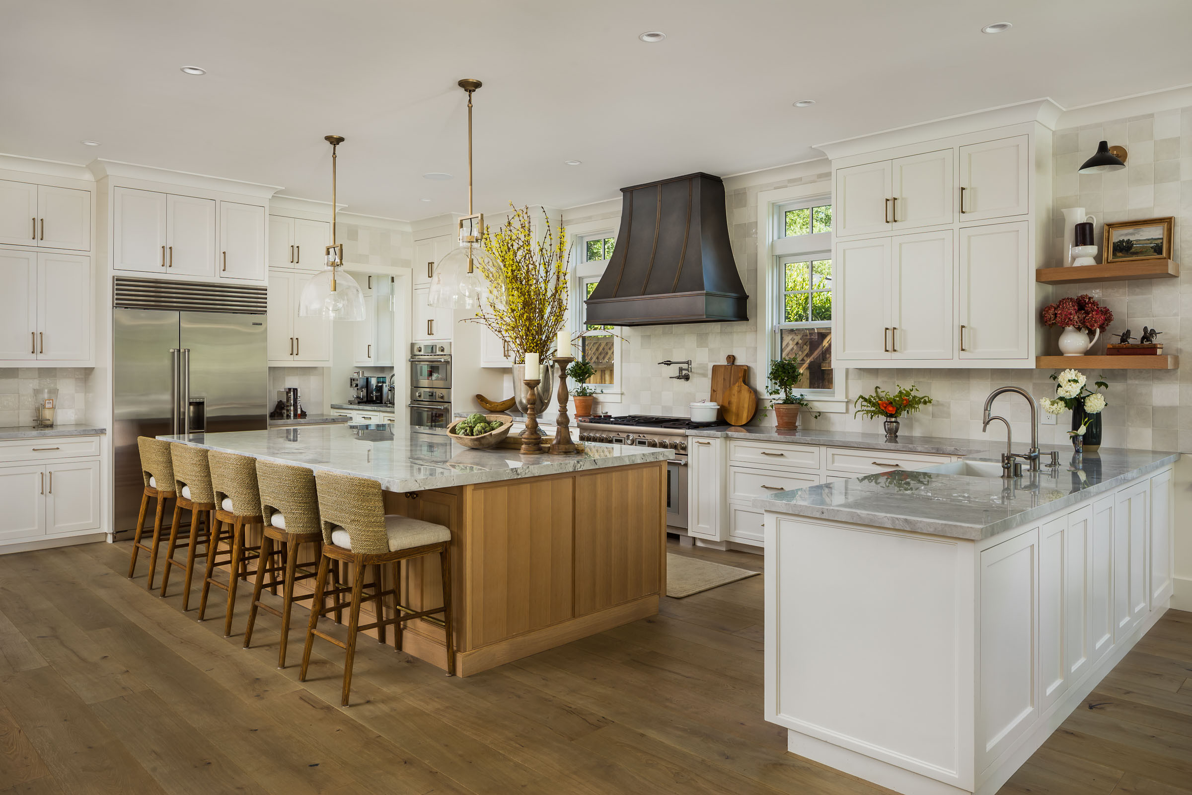 يليق اللون الأبيض مع العناصر الخشبية والرخامية الفخمة