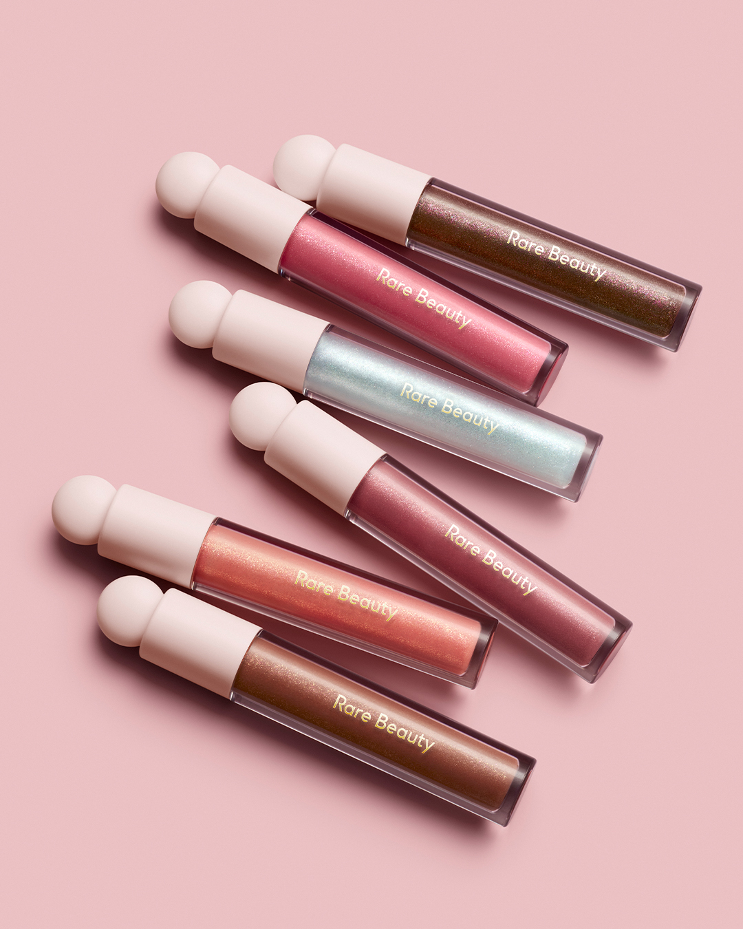 يمتاز ملمّع الشفاه Positive Light Luminizing Lip Gloss بتركيبة ناعمة ومرطِّبة تنساب بسلاسة