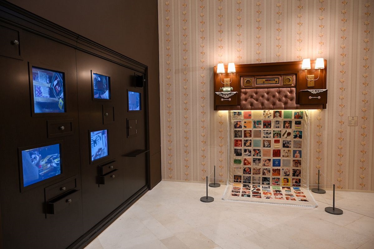 يمثل المعرض تجربة فنية تعيدنا إلى ملامح البيت السعودي في أواخر القرن العشرين