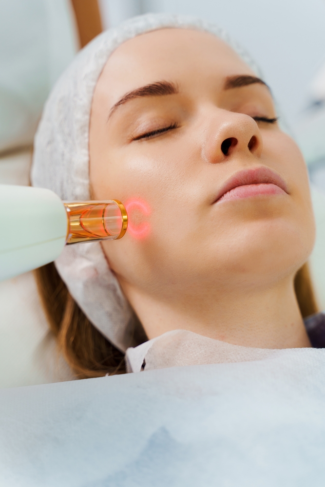 يمكن أن تساعد تقنية مورفيوس 8 في تقليل ندبات سطحية وتحسين لون البشرة