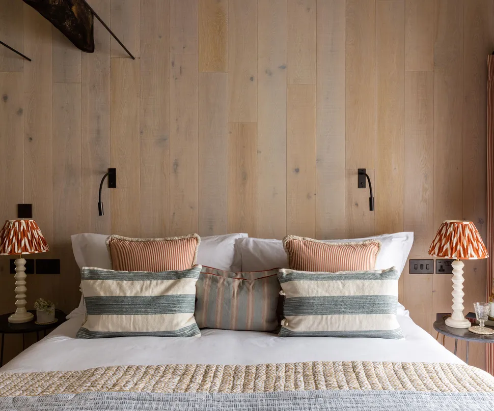 يمكن اختيار الأخشاب الريفية لألواح الجدران والتي تتميز بعقد واضحة وحبوب ملفتة للنظر