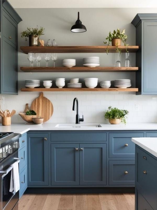 يمكن استبدال الخزائن العلوية بالأرفف العائمة