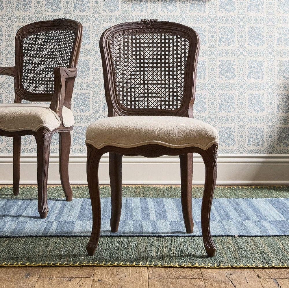 يمكن استخدام الكراسي العتيقة كمقاعد إضافية عند استقبال الضيوف