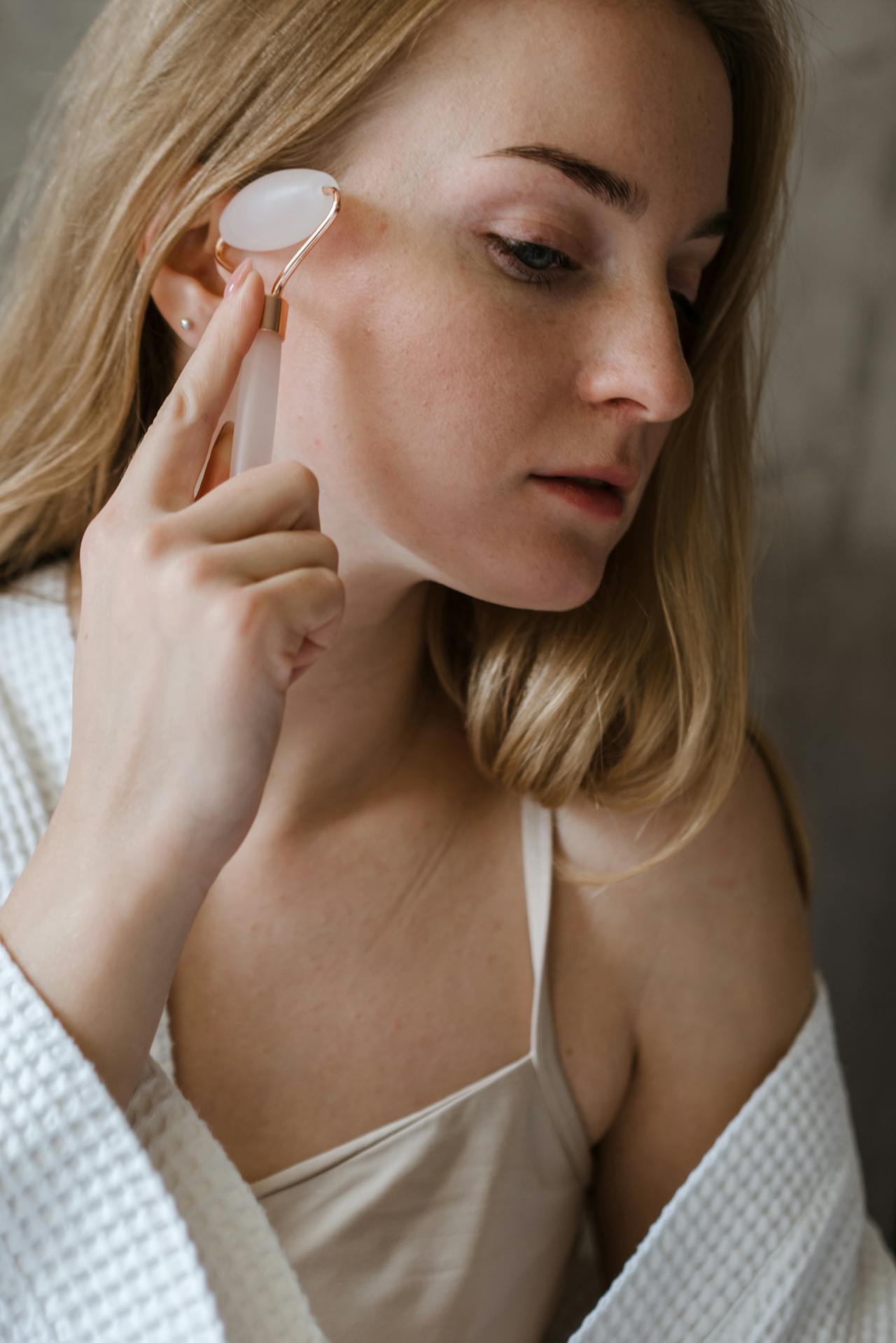 يمكنك استخدام التقنيات اليدية الحديثة بالتبادل مع تقنيات التدليك الوجهي بأسلوب سا منزلي لبشرة مشدودة ومشرقة