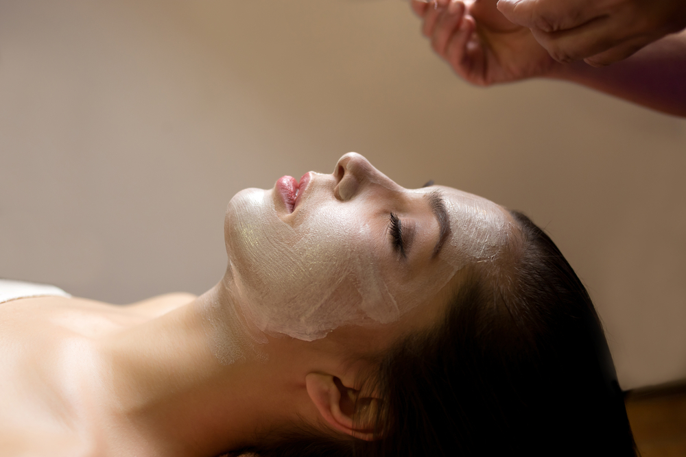 يمكنك استخدام الشاي الأخضر كقناع مع الطين لتنقية البشرة