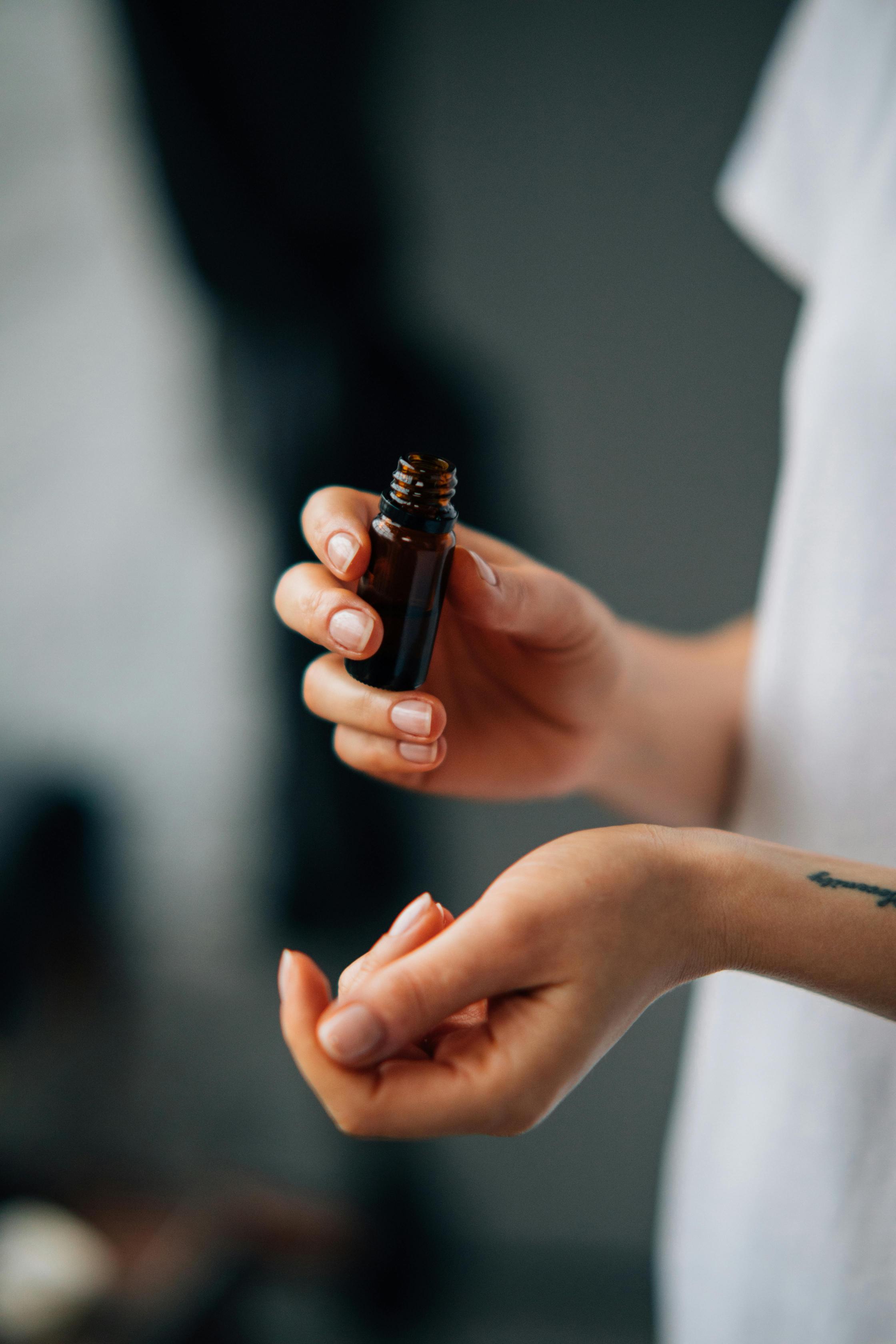 يمكنك الاعتماد على الزيوت الطبيعية عند عمل مساج للوجه (1)