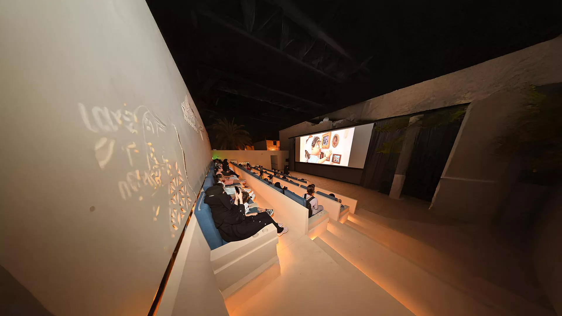 يمكنكم الاستمتاع بأجواء مميزة في سينما الجديدة بالعلا 