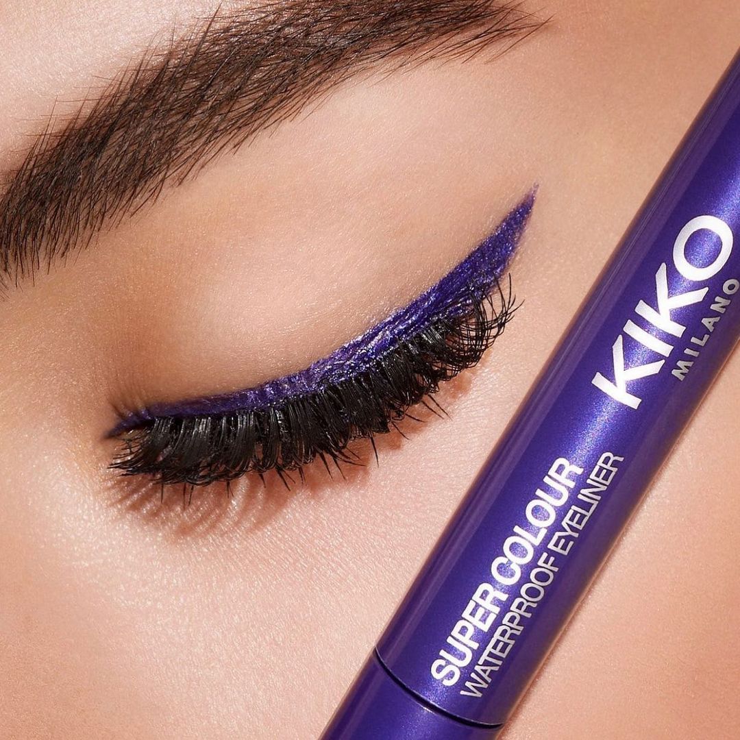 يمنحك آيلاينر super colour waterproof eyeliner نظرة ثاقبة وجذابة بإطلالة غرافيكية لا تُضاهى
