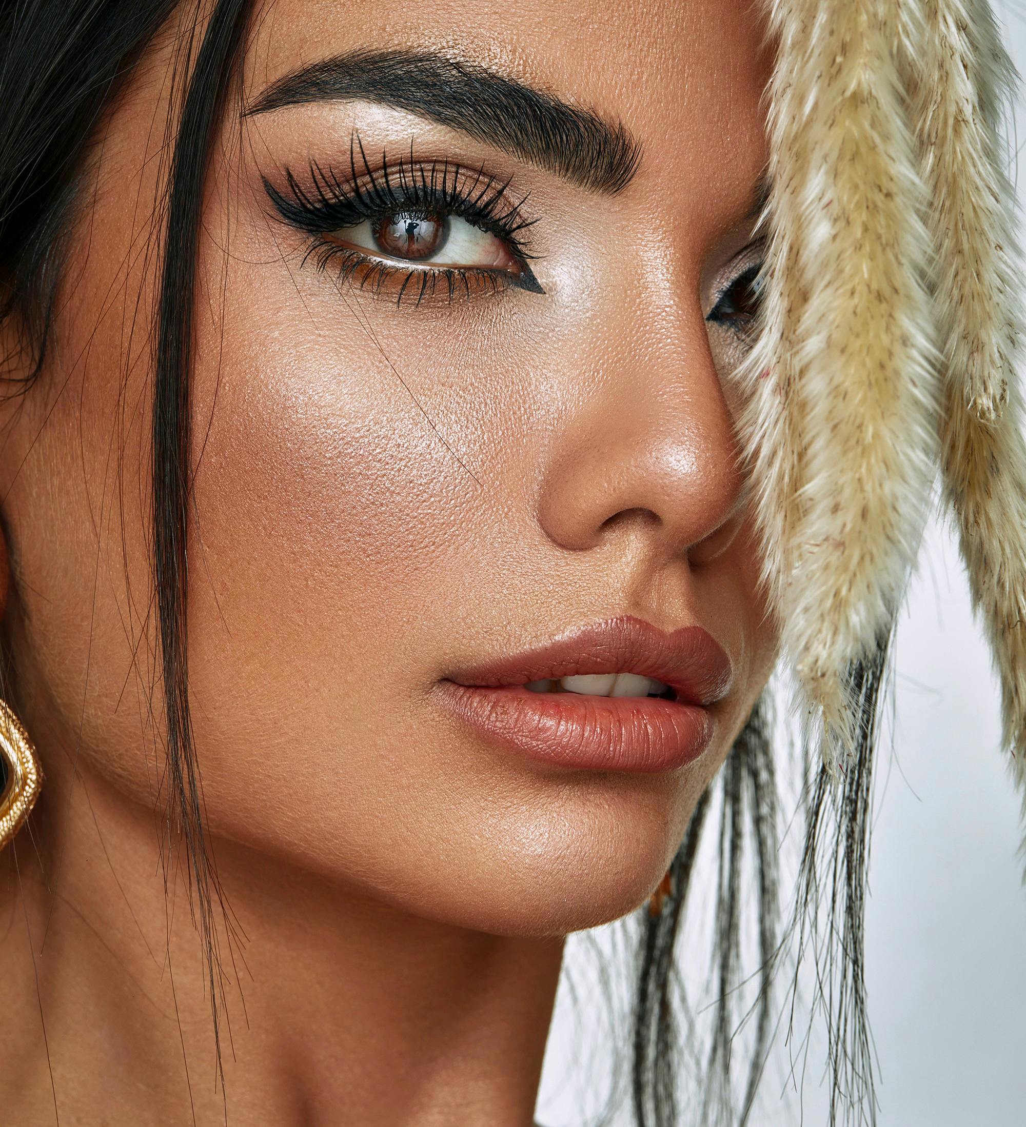 يمنحك الهايلايتر إطلالة حيوية وشبابية