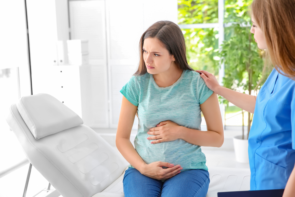 ينبغي على الحامل التواصل مع الطبيبة في حال ظهور أعراضٍ مفاجئة أو شديدة