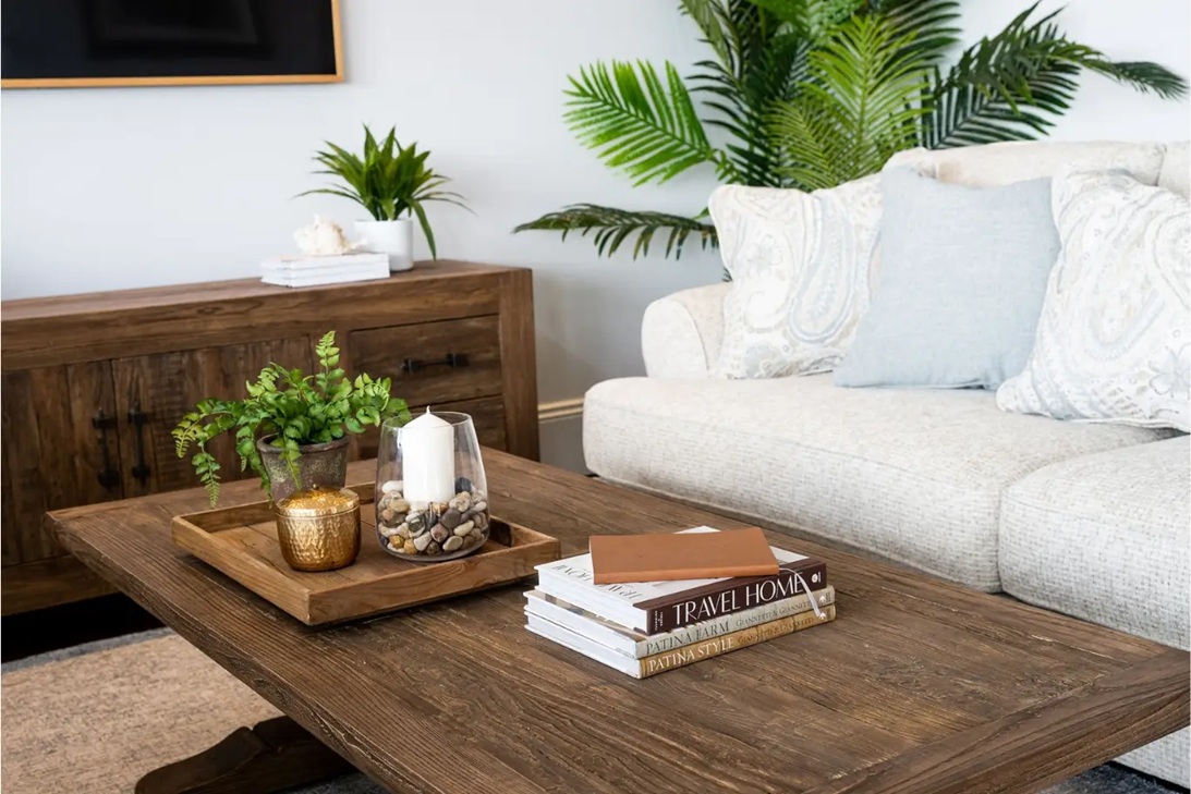 ينصح الخبراء باختيار عدد أقل من قطع التزيين ذات التأثير الأكبر