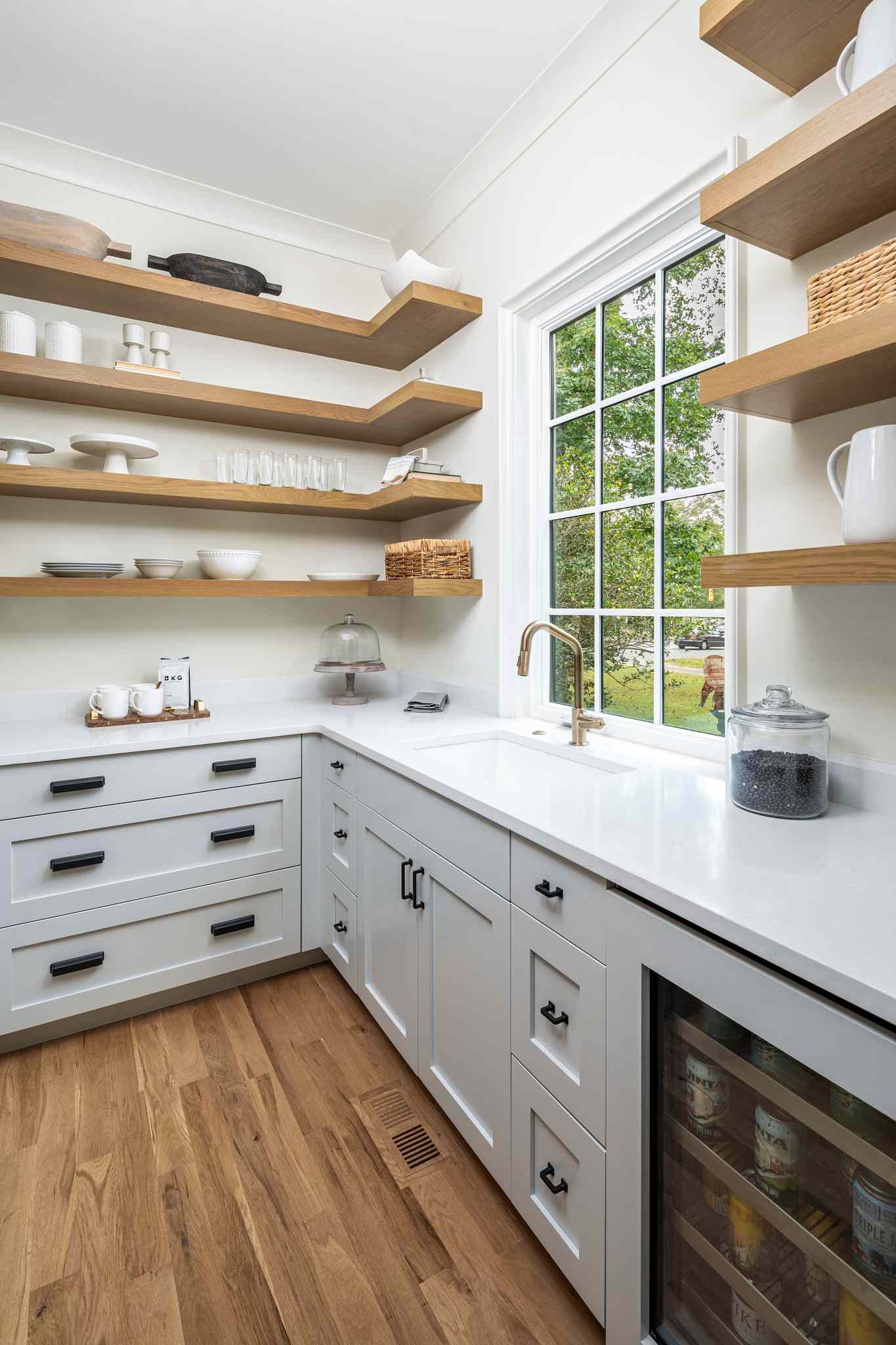 ينصح الخبراء بالدمج بين الأرفف المفتوحة والخزائن المغلقة