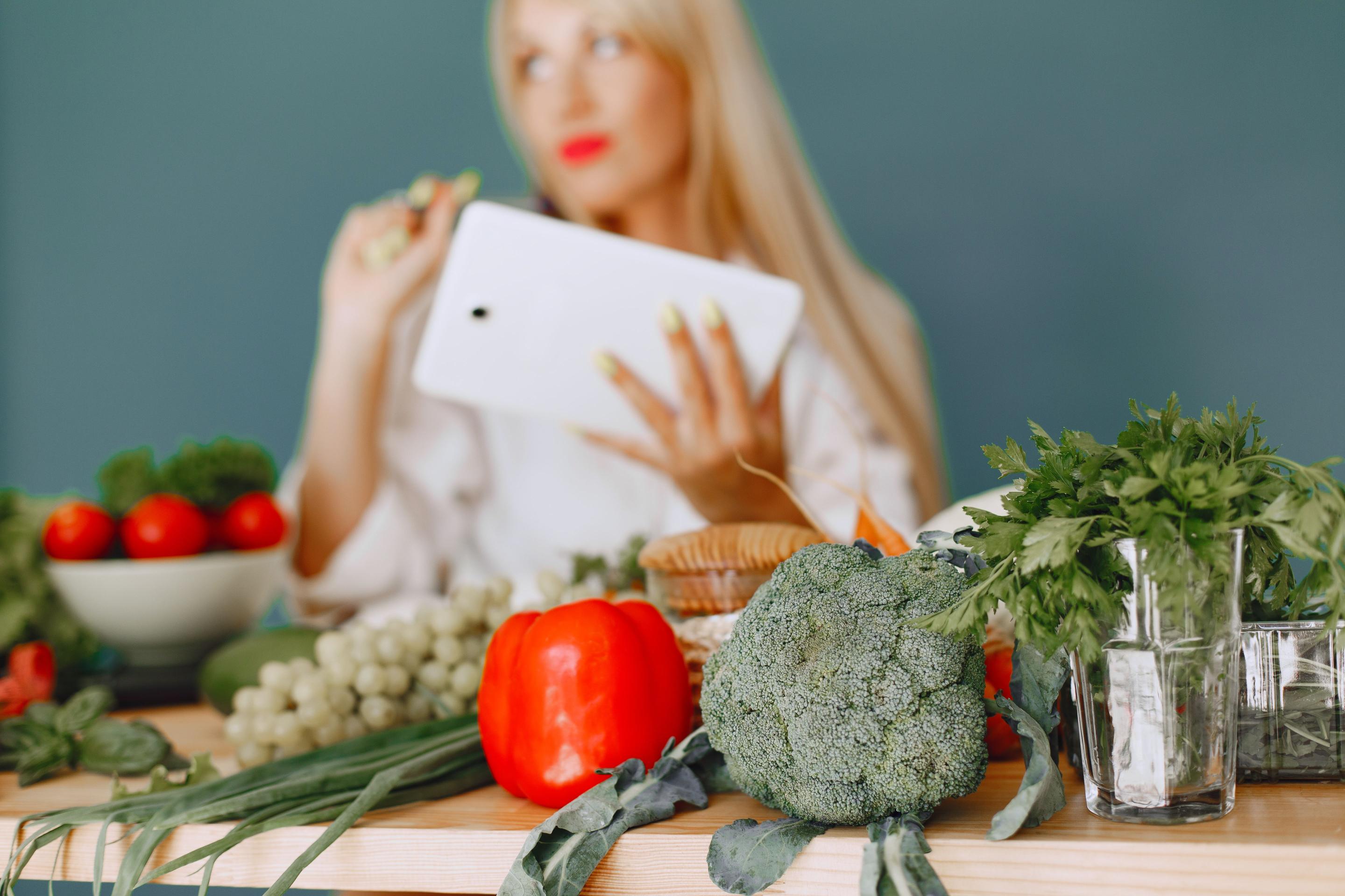 ينصح بأن تهتم المرأة بحصص من الخضروات والفواكه يوميا