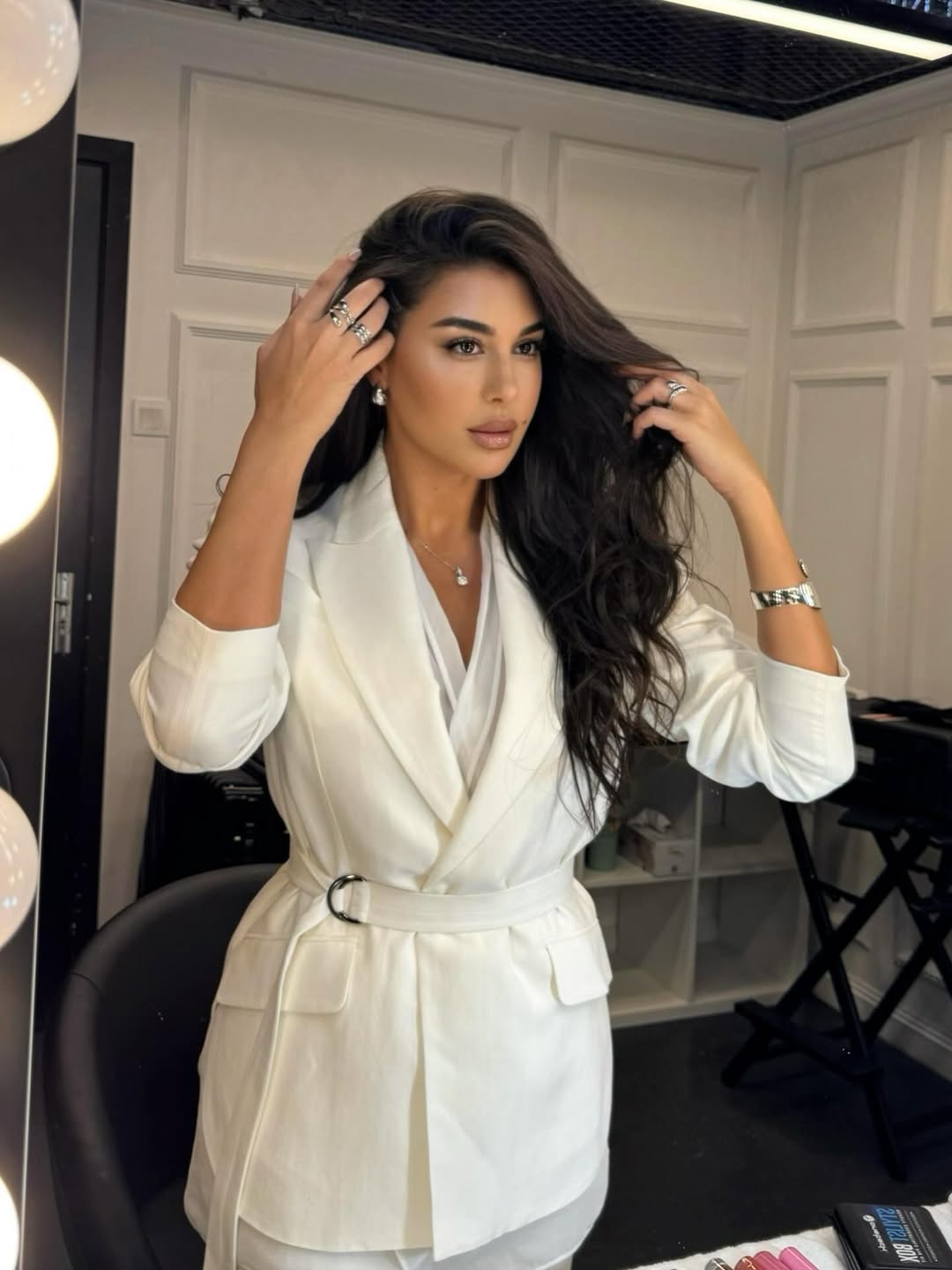 ينعكس جمال ياسمين صبري الداخلي على مظهر شعرها