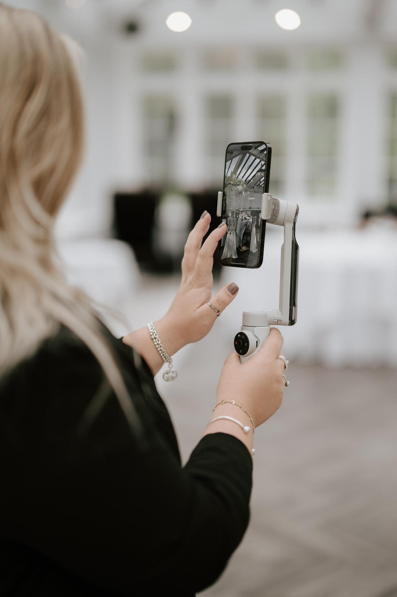 يوثق صانع محتوى الزفاف اللحظات من خلال هاتفه