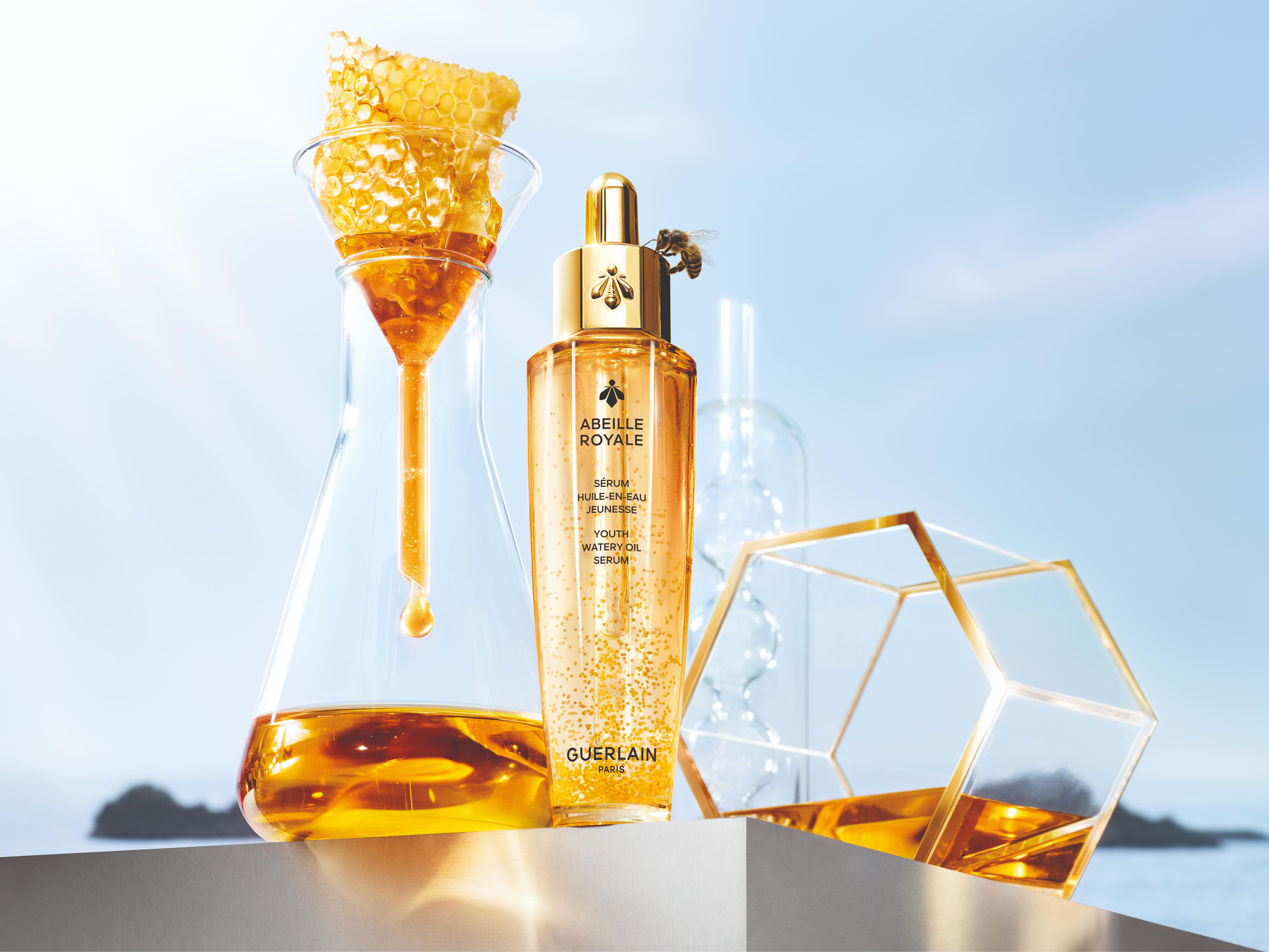 تركيبة يووث سيروم تمزج  ثلاثة انواع من العسل مع غذاء ملكات النحل (royal jelly)