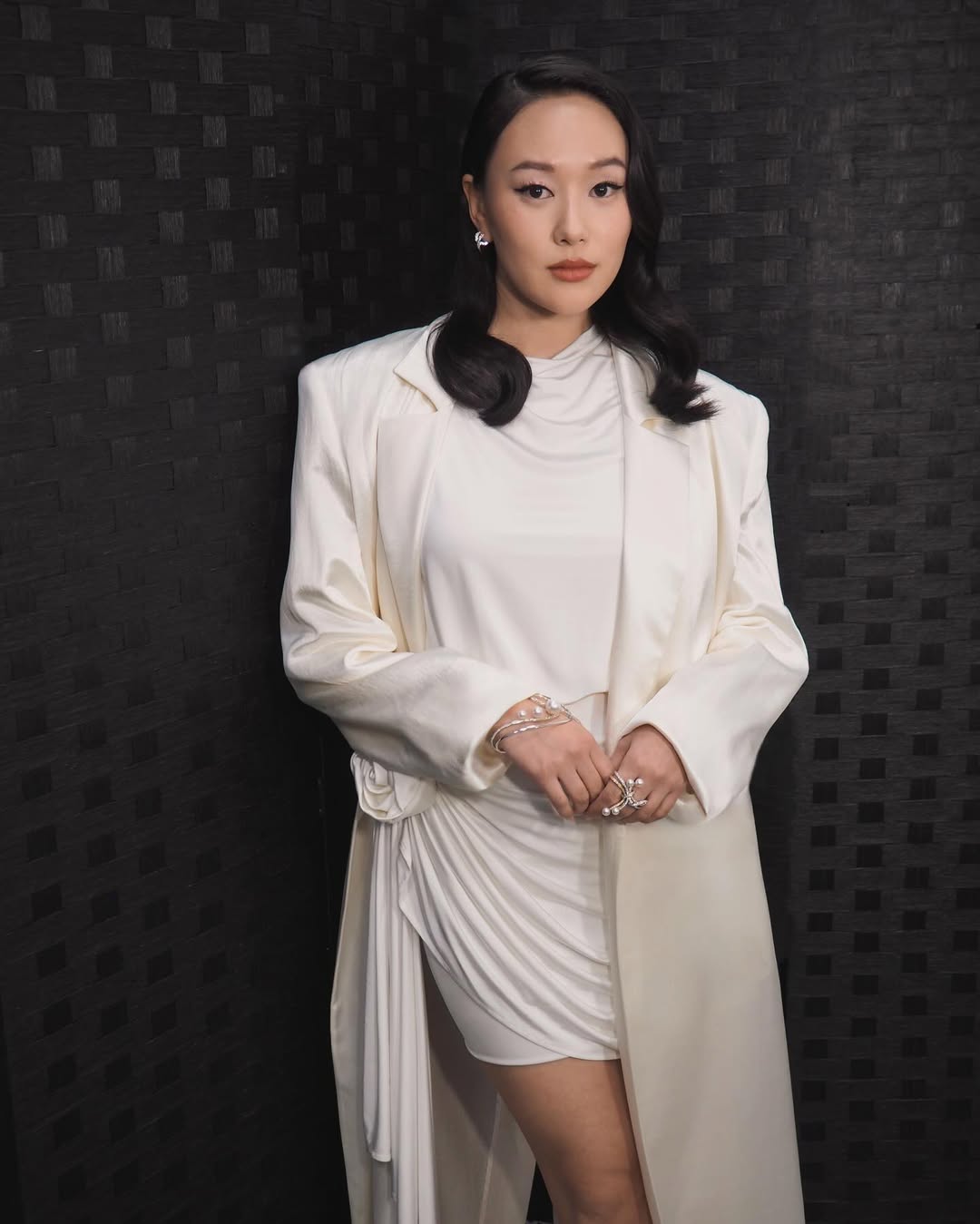 ييرين فستانا رقيقا باللون الأبيض الموحد من ماركة Magda butrym