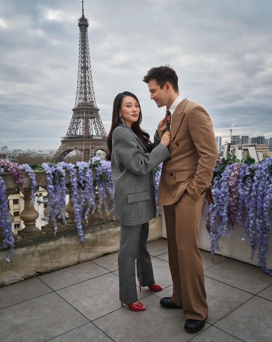  ييرين ها  بإطلالة عصرية بنكهة كلاسيكية بستايل البدلة النسائية باللون الرمادي