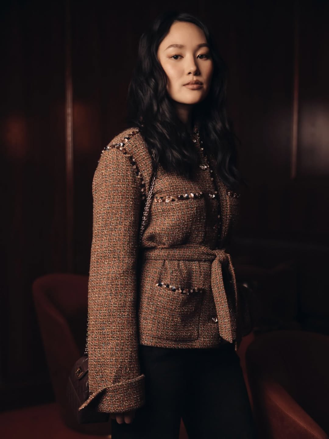 ييرين ها بستايل البدلة الكلاسيكية من التويد باللون البني الداكن