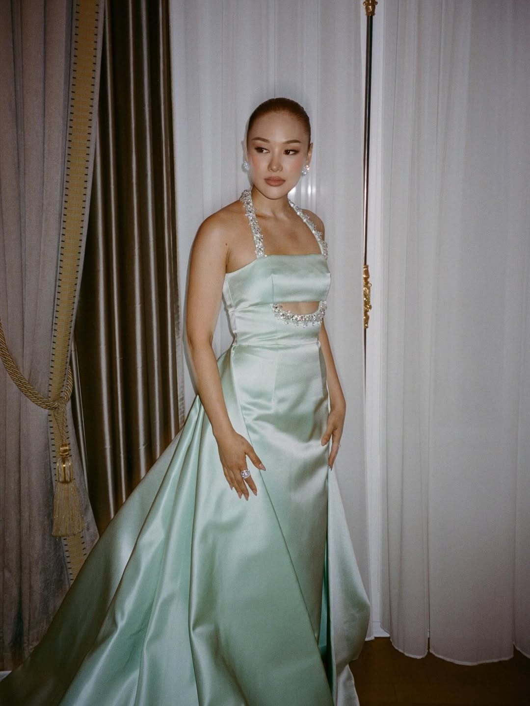  ييرين ها بفستان سهرة حريري باللون الأخضر الفاتح من Prada