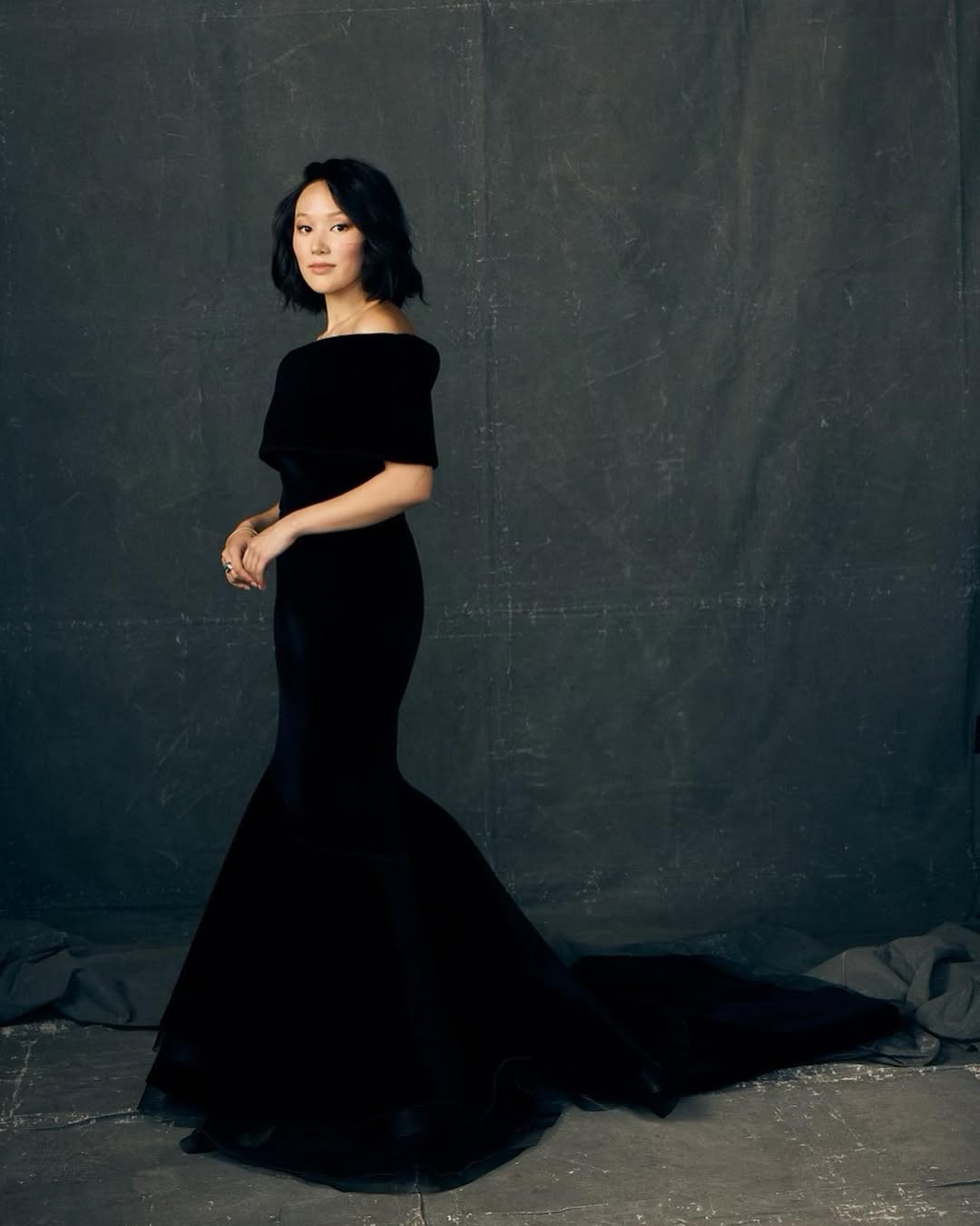 ييرين ها بفستان سهرة طويل من المخمل الأسود