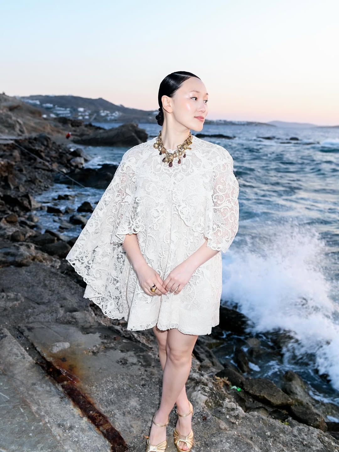 ييرين ها بفستان ناعم من توقيع Zimmermann باللون الكريمي الفاتح