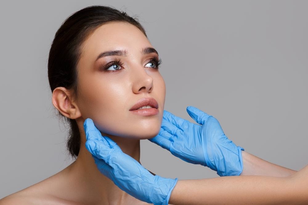 يُستخدم الفيلر الحيوي لعلاج عدد من المشكلات التجميلية مثل الهالات السوداء والتجاعيد