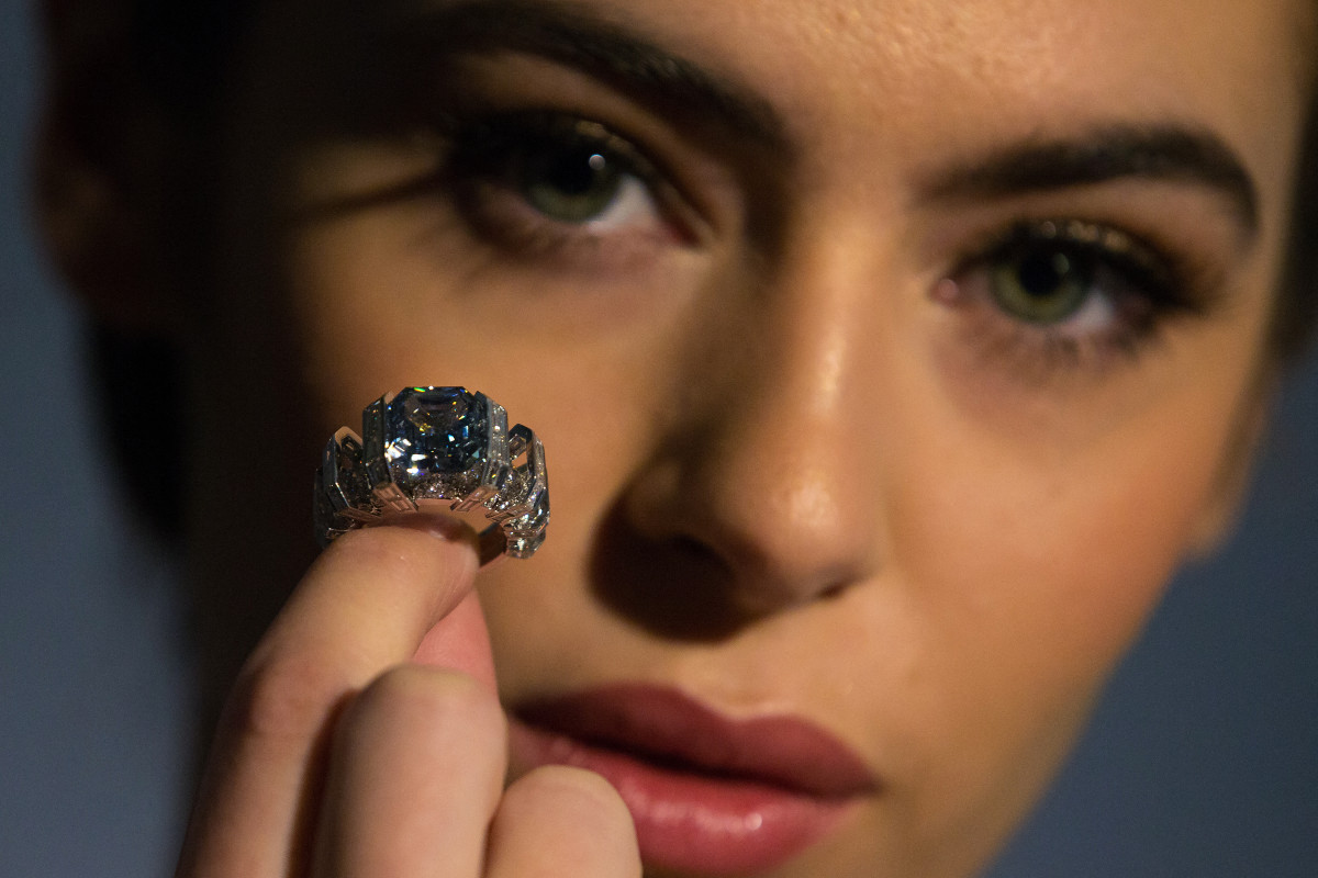يُعد خاتم الألماس الأزرق رمزاً للفخامة النادرة،