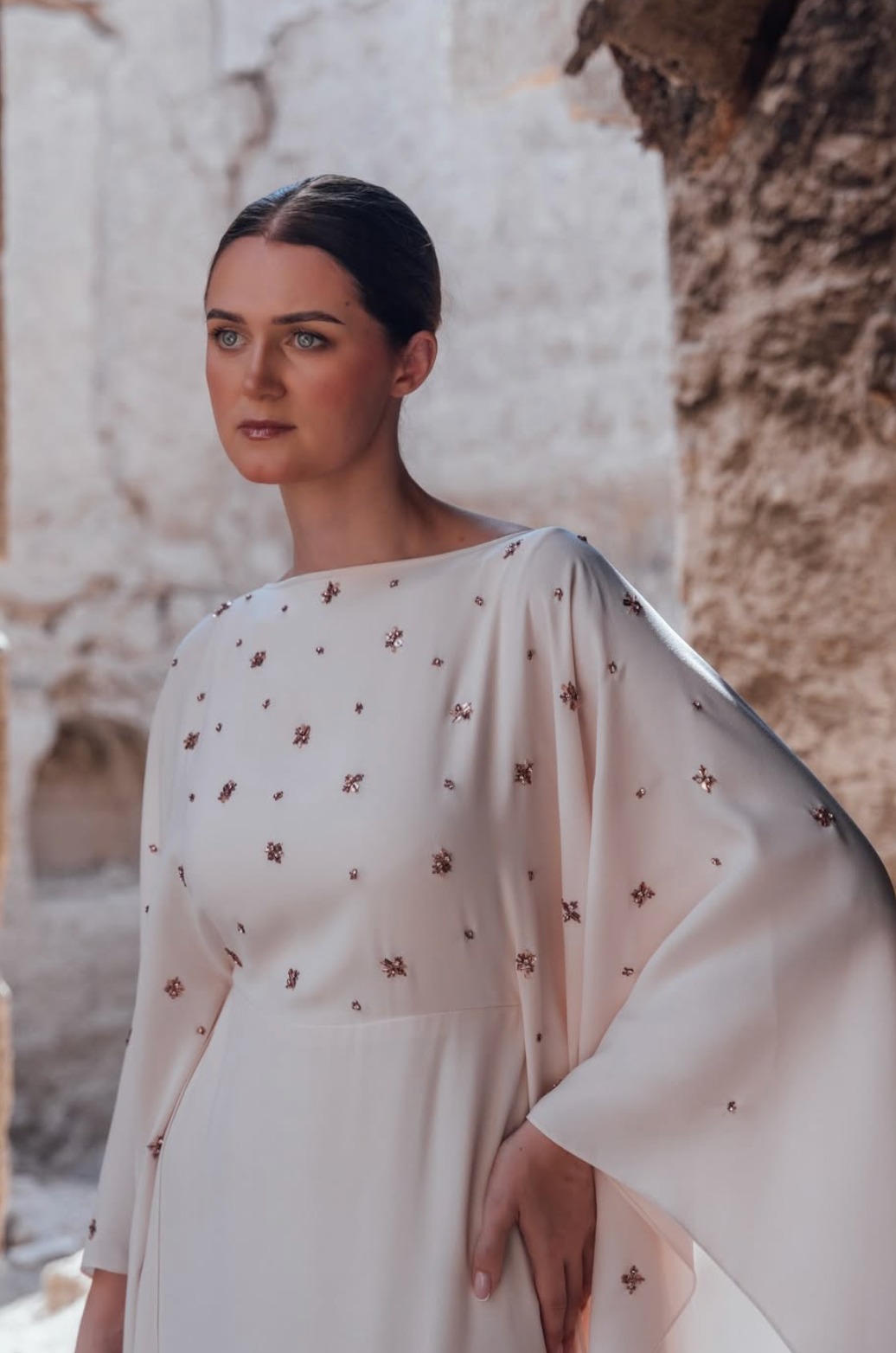 ١- فستان مطرز أنيق من تصاميم أمل الرئيسي