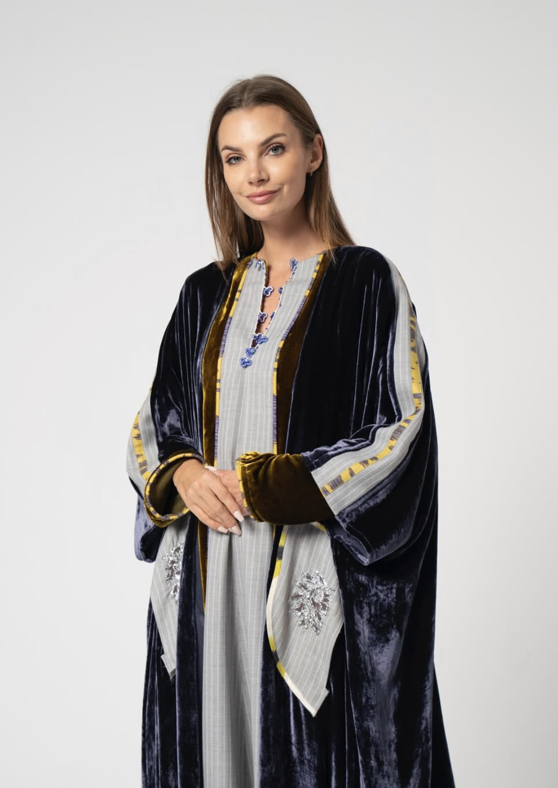 ١-عباءة تدمج المخمل مع اللينن من Waela Collcetion