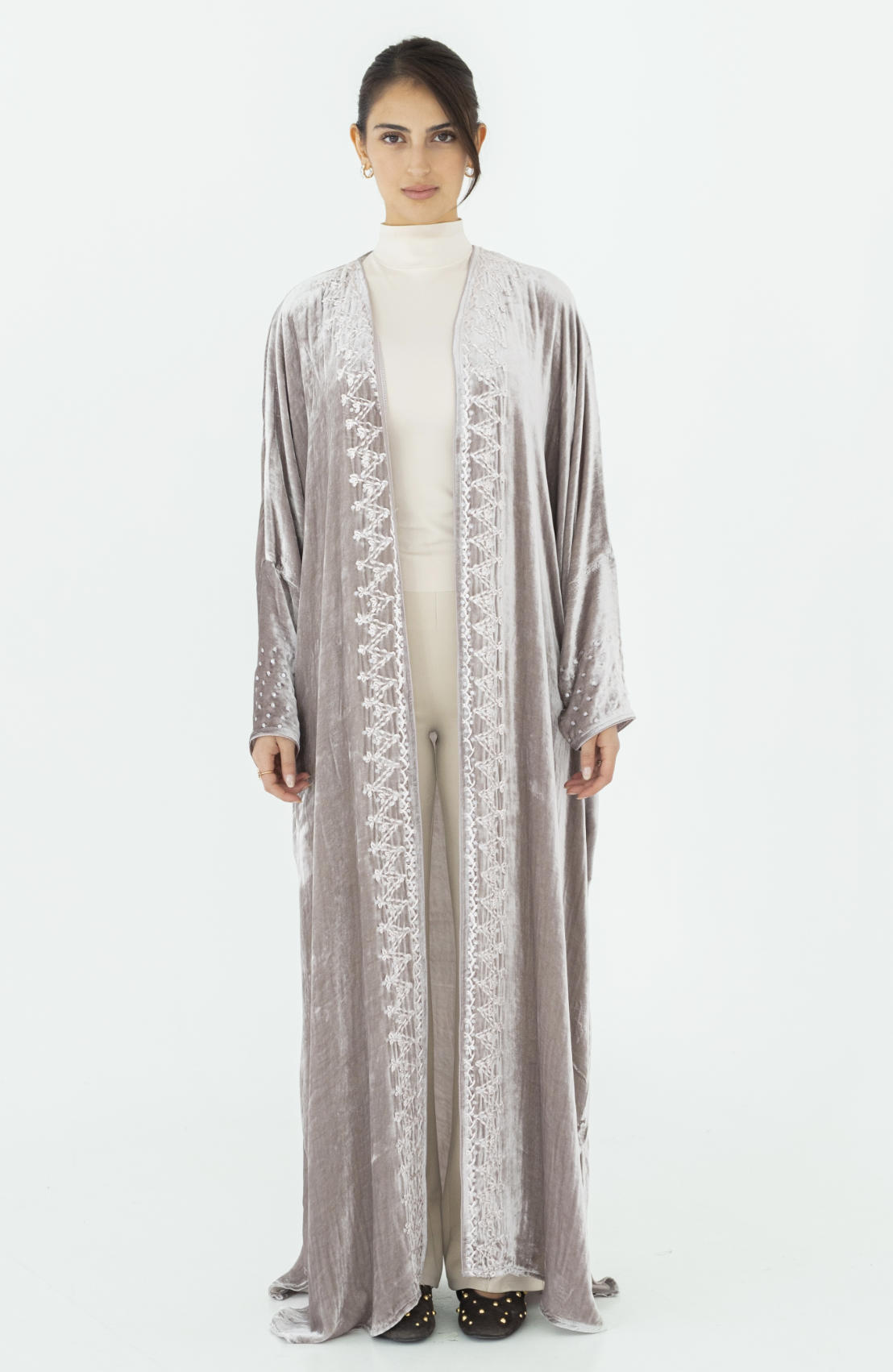 ٢-عباءة مخمل بتطريز على الأكمام والأمام من Semi Line